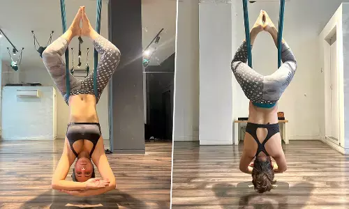 Hina Khan Sexy Video Photo: Hina Khan ने स्पोर्ट्स ब्रा पहनकर किया बेहद जबरदस्त योग, Photos देखकर छुट जाएंगे पसीने Hina Khan Sexy Video Photo: Hina Khan ने स्पोर्ट्स ब्रा पहनकर किया बेहद जबरदस्त योग, Photos देखकर छुट जाएंगे पसीने