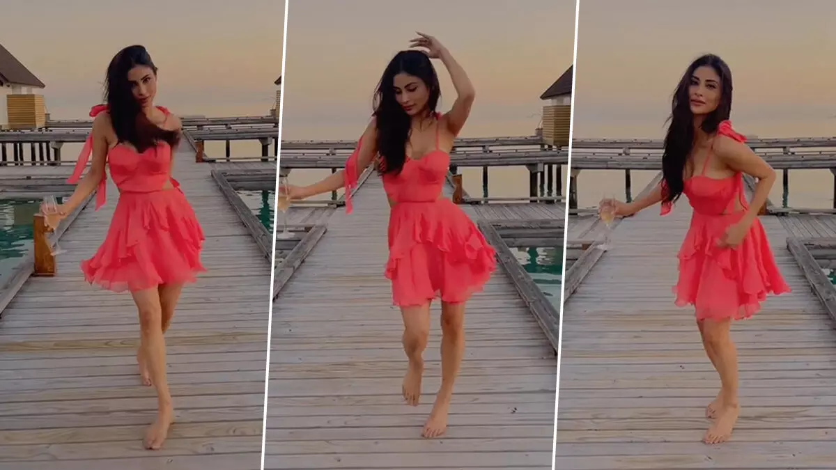 Mouni Roy Sexy Video Photo: Mouni Roy ने Sexy ड्रेस पहन छलकाया जाम, एक्ट्रेस की Sexy अदाएं देख मदहोश हुए यूजर्स