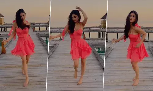 Mouni Roy Sexy Video Photo: Mouni Roy ने Sexy ड्रेस पहन छलकाया जाम, एक्ट्रेस की Sexy अदाएं देख मदहोश हुए यूजर्स