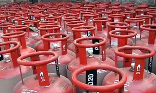 LPG Cylinder Price Hike: होली से पहले महंगाई का बड़ा झटका, LPG सिलेंडर के दाम में बढ़ोतरी, यहां देखें अपने शहर की रेट लिस्ट LPG Cylinder Price Hike: होली से पहले महंगाई का बड़ा झटका, LPG सिलेंडर के दाम में बढ़ोतरी, यहां देखें अपने शहर की रेट लिस्ट