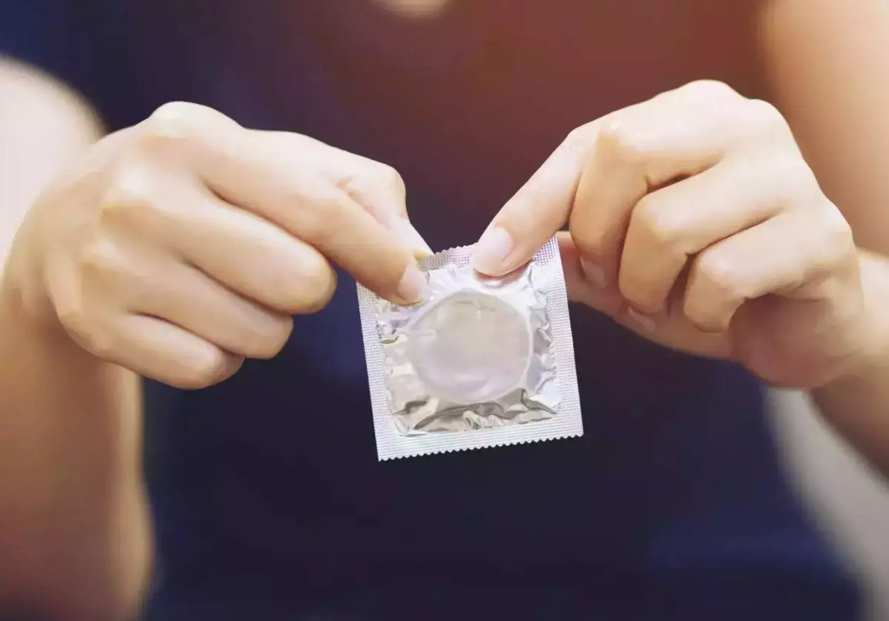 पुरुष कंडोम का उपयोग कैसे करें, लाभ व जानकारी। How to use male condom, benefits and information.