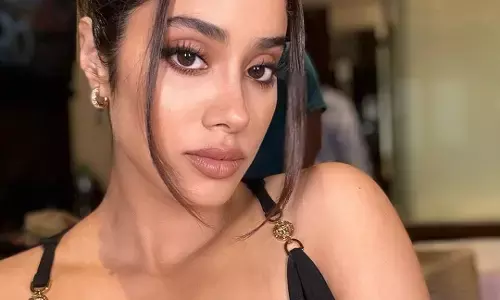 ब्लैक बॉडीकॉन ड्रेस में जान्हवी कपूर ने कराया फोटोशूट, फ्लॉन्ट किया टोंड फिगर, देखें तस्वीरें