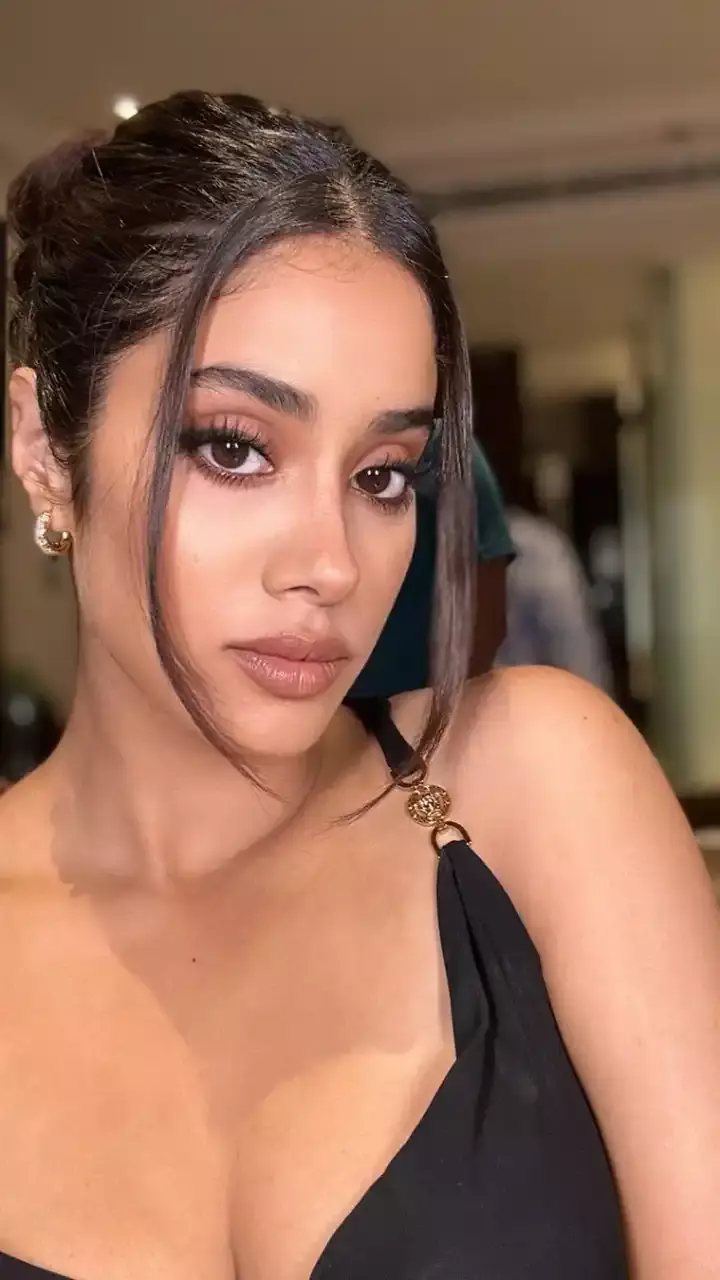 ब्लैक बॉडीकॉन ड्रेस में जान्हवी कपूर ने कराया फोटोशूट, फ्लॉन्ट किया टोंड फिगर, देखें तस्वीरें ब्लैक बॉडीकॉन ड्रेस में जान्हवी कपूर ने कराया फोटोशूट, फ्लॉन्ट किया टोंड फिगर, देखें तस्वीरें