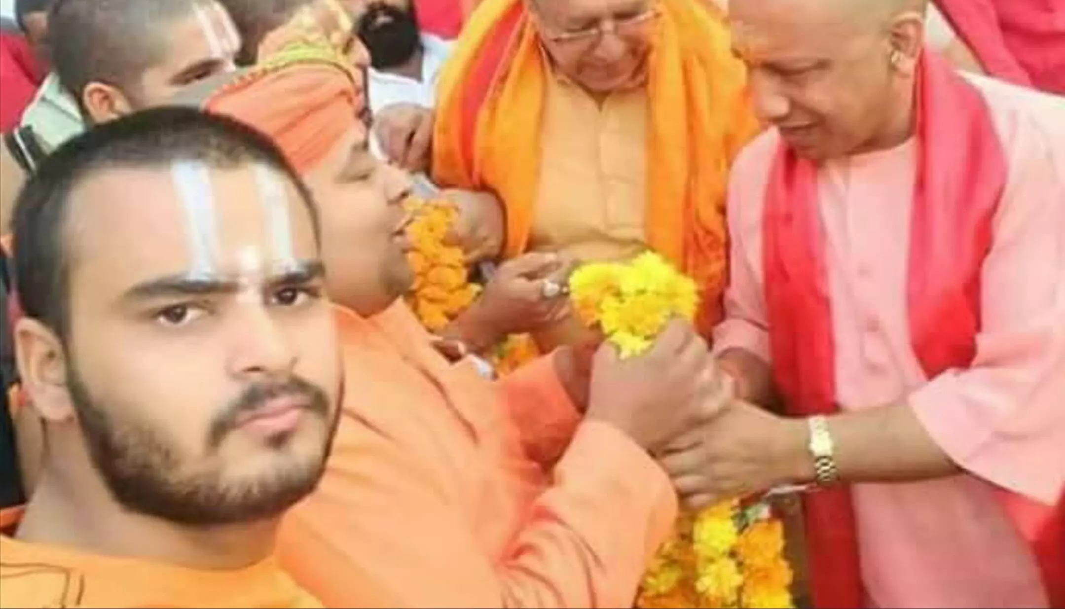 कथित रूप से CM योगी के करीबी महंत अनिल दास का कथित आपत्तिजनक फोटो तेज़ी से हो रहा वायरल कथित रूप से CM योगी के करीबी महंत अनिल दास का कथित आपत्तिजनक फोटो तेज़ी से हो रहा वायरल