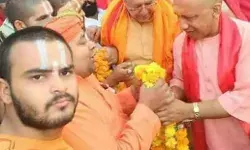 कथित रूप से CM योगी के करीबी महंत अनिल दास का कथित आपत्तिजनक फोटो तेज़ी से हो रहा वायरल