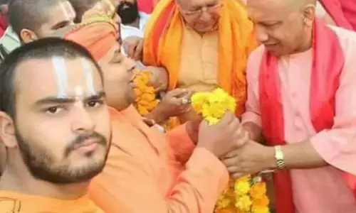 कथित रूप से CM योगी के करीबी महंत अनिल दास का कथित आपत्तिजनक फोटो तेज़ी से हो रहा वायरल कथित रूप से CM योगी के करीबी महंत अनिल दास का कथित आपत्तिजनक फोटो तेज़ी से हो रहा वायरल