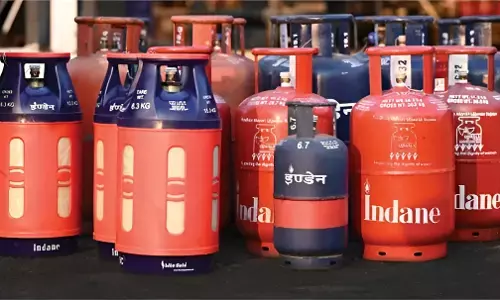 LPG PNG Update: 19 दिन में बिके 13 लाख छोटे गैस सिलेंडर, PNG कनेक्शन की डिमांड में भी आया भारी उछाल LPG PNG Update: 19 दिन में बिके 13 लाख छोटे गैस सिलेंडर, PNG कनेक्शन की डिमांड में भी आया भारी उछाल