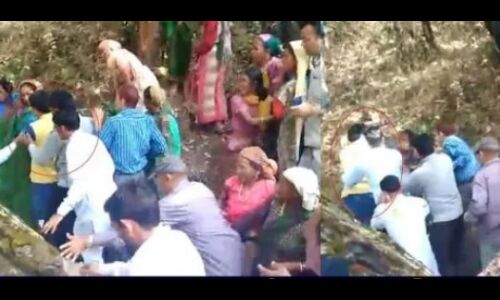 VIDEO: BJP के मंत्री को महिलाओं ने दौड़ा दौड़ा कर गाँव से भगाया, ऐसा हुआ बवाल की भाजपा के उड़े होश
