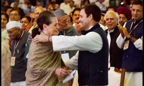 मंच से आती मां को देख भावुक हुए राहुल, ऐसे लगाया गले, देख कर आप को आ जायेगा प्यार