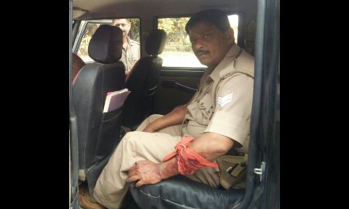 योगी राज के एक साल: उत्तर प्रदेश में सुरक्षित नहीं पुलिस, डायल 100 के कर्मी पर हुआ फावड़े से हमला योगी राज के एक साल: उत्तर प्रदेश में सुरक्षित नहीं पुलिस, डायल 100 के कर्मी पर हुआ फावड़े से हमला