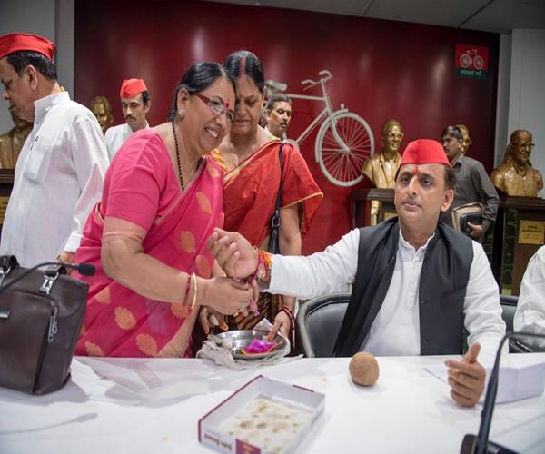 मां-बहनों की सुरक्षा न करने वाली निकम्मी सरकार बने रहने के काबिल नहीं: अखिलेश मां-बहनों की सुरक्षा न करने वाली निकम्मी सरकार बने रहने के काबिल नहीं: अखिलेश