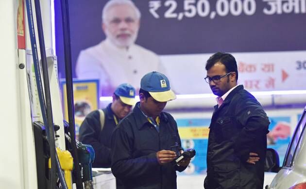 पेट्रोल पंप डीलर्स का आरोप, पेट्रोल पंप पर PM मोदी की तस्वीर लगाने को मजबूर कर रही हैं तेल कंपनियां, दी जा रही हैं धमकियां पेट्रोल पंप डीलर्स का आरोप, पेट्रोल पंप पर PM मोदी की तस्वीर लगाने को मजबूर कर रही हैं तेल कंपनियां, दी जा रही हैं धमकियां