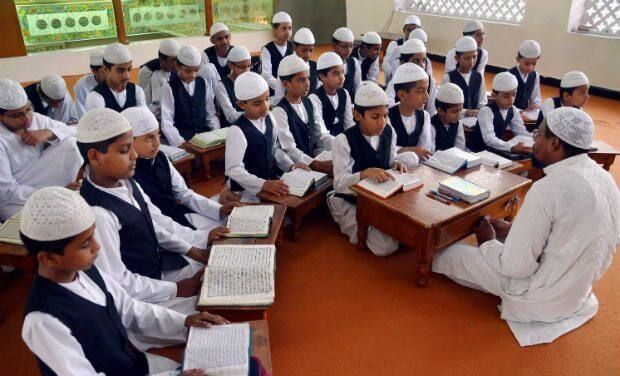 योगीराज में 2,000 मस्जिदों और मदरसों पर है यूपी पुलिस की पैनी नजर योगीराज में 2,000 मस्जिदों और मदरसों पर है यूपी पुलिस की पैनी नजर