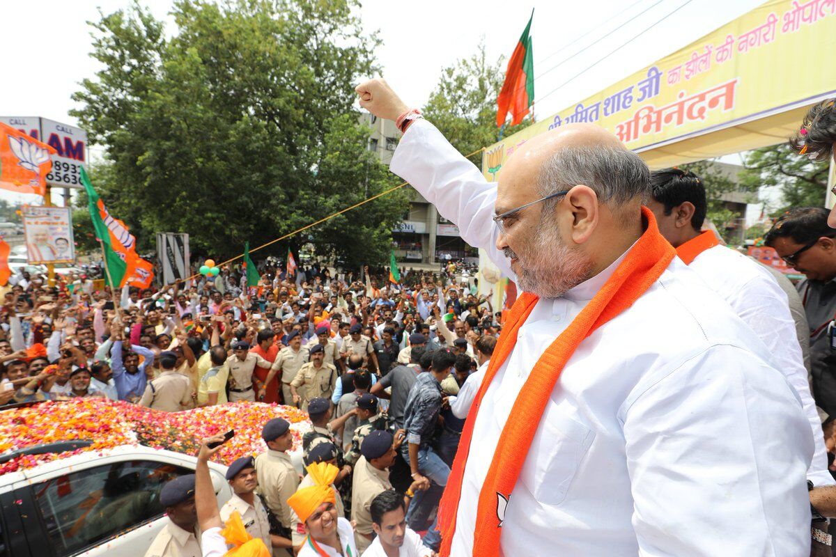 अमित शाह की बैठक में पहुंचा हिस्ट्रीशीटर, मचा हड़कंप! अमित शाह की बैठक में पहुंचा हिस्ट्रीशीटर, मचा हड़कंप!