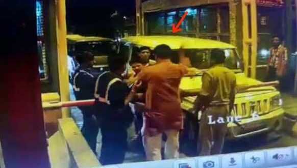 कैमरे में कैद हुई भाजपा विधायक की गुंडागर्दी, टोल कर्मी को पीटा, पुलिस ने नहीं दर्ज की शिकायत कैमरे में कैद हुई भाजपा विधायक की गुंडागर्दी, टोल कर्मी को पीटा, पुलिस ने नहीं दर्ज की शिकायत