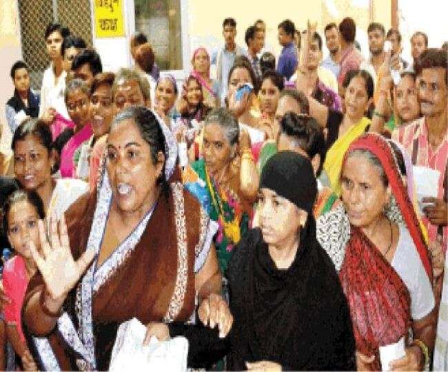 उत्तर प्रदेश: आगरा के जिला अस्पताल में भड़के मरीज, लगाए योगी मुर्दाबाद के नारे उत्तर प्रदेश: आगरा के जिला अस्पताल में भड़के मरीज, लगाए योगी मुर्दाबाद के नारे