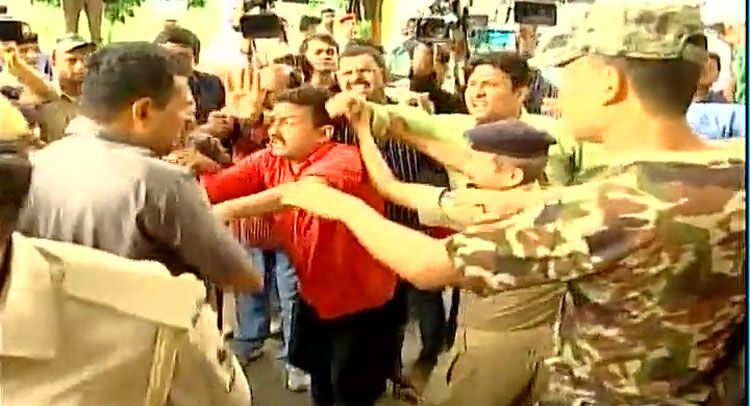 VIDEO: जब पत्रकारों ने तेजस्वी पर गुंडई का लगाया आरोप, तो देखिये सुरक्षाकर्मियों और समर्थकों ने पत्रकारों से साथ क्या किया!