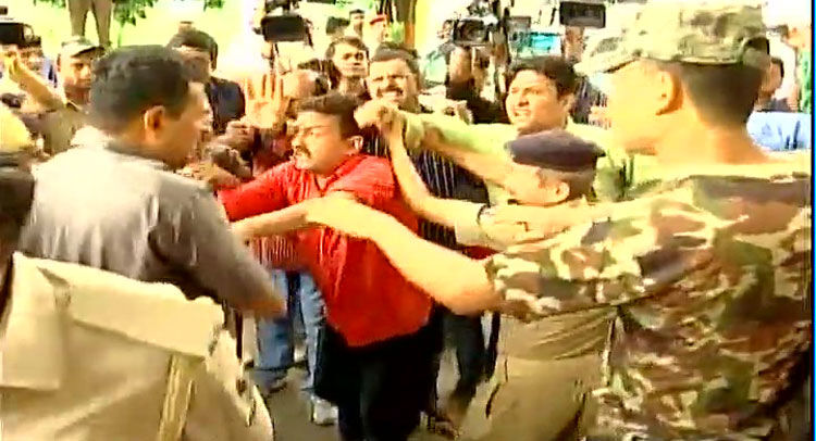 VIDEO: जब पत्रकारों ने तेजस्वी पर गुंडई का लगाया आरोप, तो देखिये सुरक्षाकर्मियों और समर्थकों ने पत्रकारों से साथ क्या किया! VIDEO: जब पत्रकारों ने तेजस्वी पर गुंडई का लगाया आरोप, तो देखिये सुरक्षाकर्मियों और समर्थकों ने पत्रकारों से साथ क्या किया!