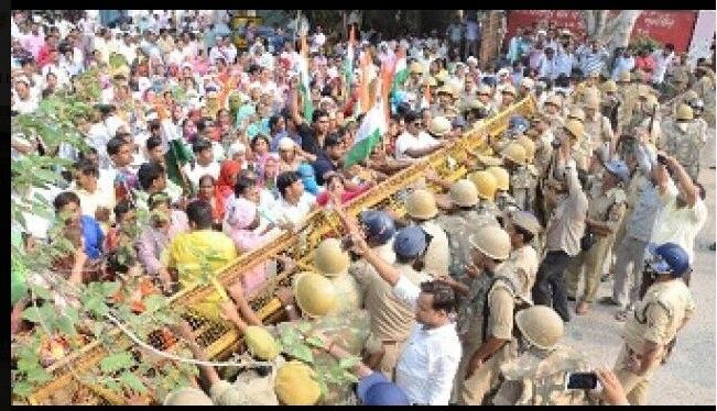 अभी अभी: योगी की पुलिस का दमन बीएड टीईटी अभ्यर्थियों पर लाठीचार्ज, पुलिस पर पथराव में इंस्पेक्टर सहित कई घायल