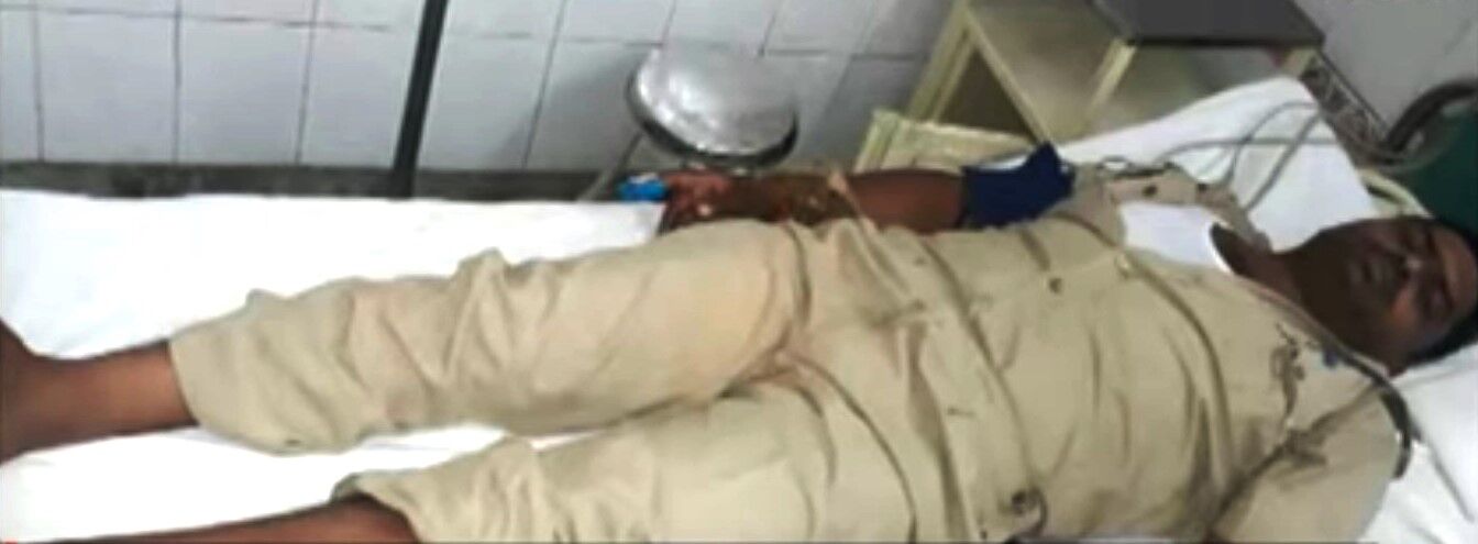 योगी के गढ़ गोरखपुर में ख़ाकी लाचार, दबंगों ने पुलिसकर्मी रौंदा, टूटा पैर