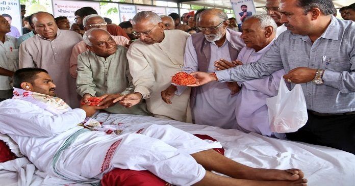 गुजरात: अहमदाबाद में अनशन कर रहे हार्दिक पटेल की गिर रही है सेहत, सरकार मौन, विपक्षी दलों का मिला साथ