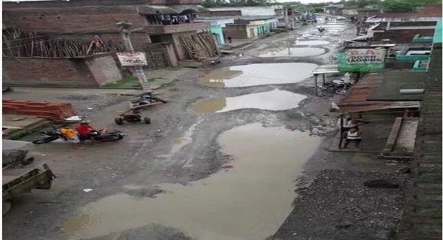 योगी सरकार के गड्ढा मुक्त सड़कों की पोल खोलती है ये तस्वीर: जानिए कहाँ की है तस्वीर योगी सरकार के गड्ढा मुक्त सड़कों की पोल खोलती है ये तस्वीर: जानिए कहाँ की है तस्वीर