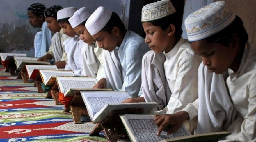 योगी सरकार का तालिबानी फरमान, मदरसे के छात्र अब पहनेंगे पैंट-शर्ट, सरकार जल्द जारी करेगी एडवाइजरी योगी सरकार का तालिबानी फरमान, मदरसे के छात्र अब पहनेंगे पैंट-शर्ट, सरकार जल्द जारी करेगी एडवाइजरी