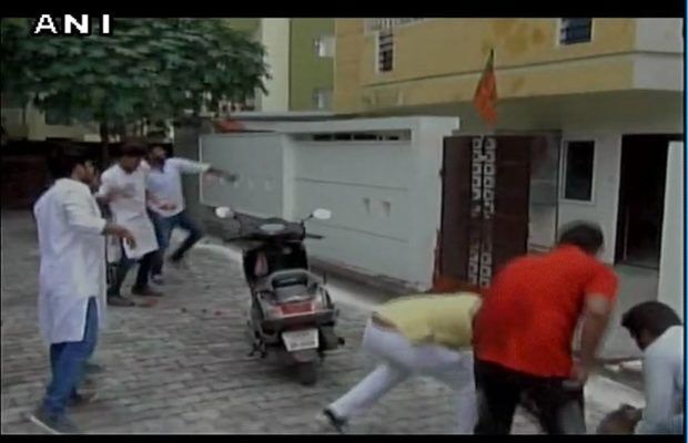 गोरखपुर में हुई मौतों के विरोध में सपा कार्यकर्ताओं ने स्वास्थ्य मंत्री सिद्धार्थनाथ सिंह के घर पर फेंके अंडे और टमाटर