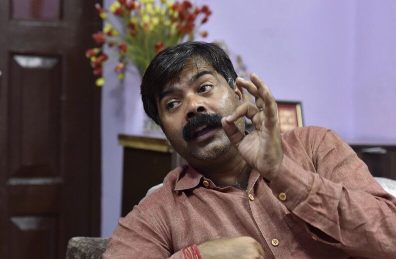 योगीराज: जब महिला के साथ रंगे हाथों पकड़ा गया बीजेपी नेता,अवैध संबंध का आरोप: देखें वायरल वीडियो वायरल योगीराज: जब महिला के साथ रंगे हाथों पकड़ा गया बीजेपी नेता,अवैध संबंध का आरोप: देखें वायरल वीडियो वायरल