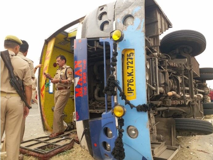 अभी अभी: मैनपुरी में भीषण सड़क हादसा, यात्री बस पलटने से 17 लोगों की मौत, 35 घायल अभी अभी: मैनपुरी में भीषण सड़क हादसा, यात्री बस पलटने से 17 लोगों की मौत, 35 घायल