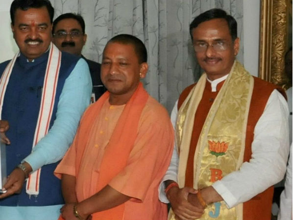 भरी सभा में योगी के दो उप मुख्यमंत्री मौर्य और शर्मा में हुई कुर्सी की जंग, जानें फिर क्या हुआ भरी सभा में योगी के दो उप मुख्यमंत्री मौर्य और शर्मा में हुई कुर्सी की जंग, जानें फिर क्या हुआ
