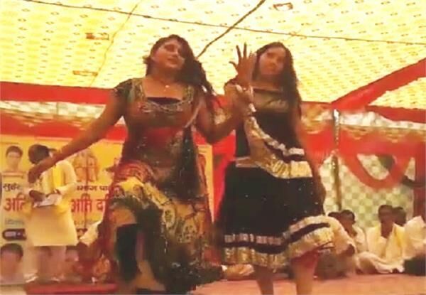 योगी के मंत्री ओमप्रकाश राजभर ने बार-बालाओं के ठुमके का लिया मज़ा योगी के मंत्री ओमप्रकाश राजभर ने बार-बालाओं के ठुमके का लिया मज़ा