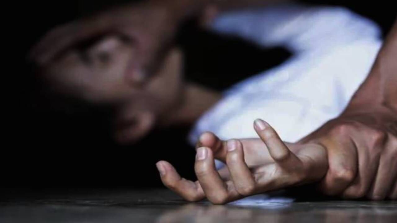 योगी राज : नोएडा में 5 लोगों ने 13 साल की छात्रा के साथ रेप करने की कोशिश की, दो अरेस्ट योगी राज : नोएडा में 5 लोगों ने 13 साल की छात्रा के साथ रेप करने की कोशिश की, दो अरेस्ट