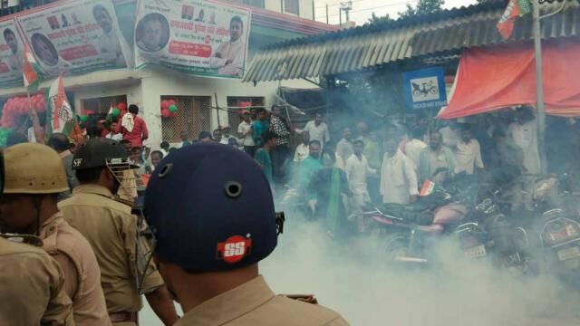 उत्तर प्रदेश: सपाइयों पर लाठीचार्ज, आंसू गैस के गोले भी छोड़े, मुगलसराय रेलवे स्टेशन का नाम बदलने पर कर रहे थे विरोध प्रदर्शन उत्तर प्रदेश: सपाइयों पर लाठीचार्ज, आंसू गैस के गोले भी छोड़े, मुगलसराय रेलवे स्टेशन का नाम बदलने पर कर रहे थे विरोध प्रदर्शन