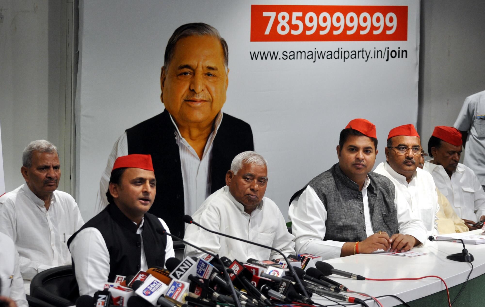 हम हिंदू हैं का प्रमाण बीजेपी को देने के लिए अब मंदिर के साथ फोटो ट्वीट करनी पड़ेगी: अखिलेश हम हिंदू हैं का प्रमाण बीजेपी को देने के लिए अब मंदिर के साथ फोटो ट्वीट करनी पड़ेगी: अखिलेश