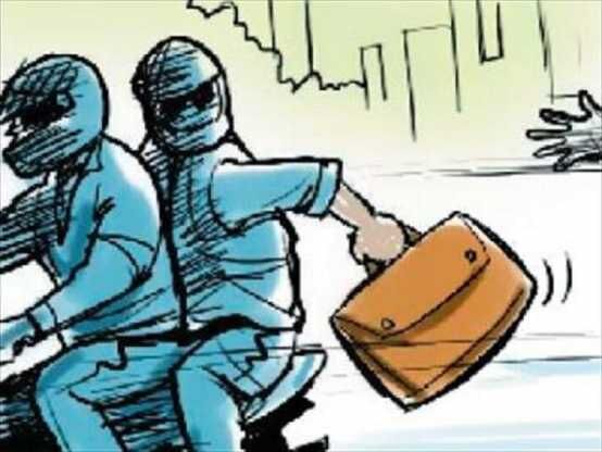 BREAKING: देवरिया में दिनदहाड़े थोक व्यापारी से लाखों की लूट