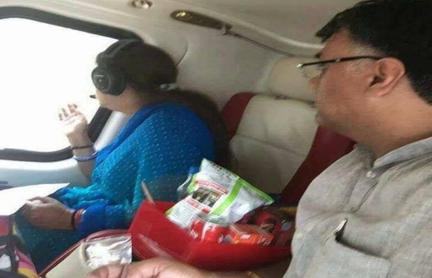 चिप्स और कोल्ड ड्रिंक के साथ बाढ़ का जायजा लेती भाजपा सीएम वसुंधरा राजे, सोशल मीडिया पर मचा बवाल!