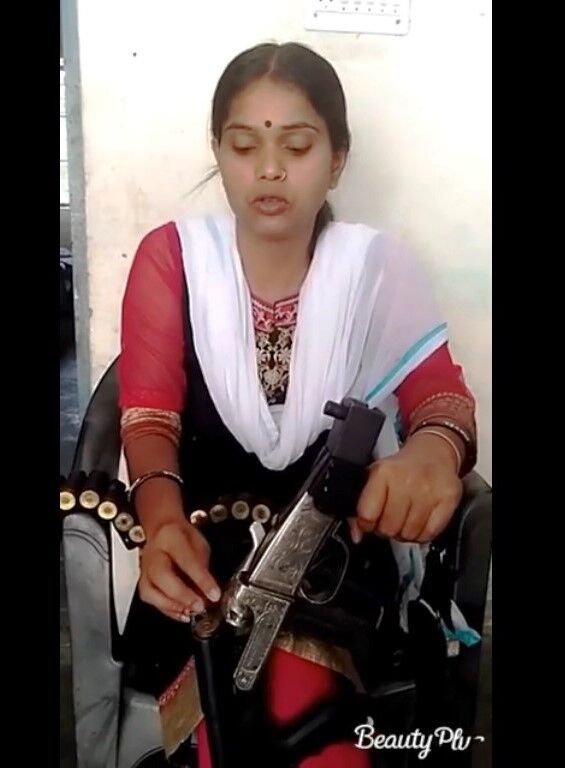 वीडियो: ढिंचक पूजा के बाद फेसबुक की सिलेब्रिटी बनी किरण यादव, देखिये किरण का भौकाल!