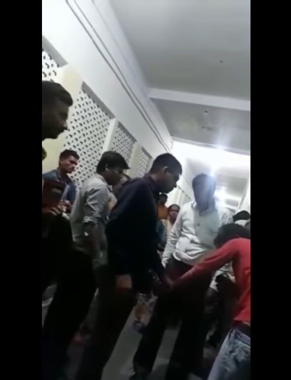 VIDEO : योगी के गोरखपुर में गुंडई का ऐसा वीडियो आप ने नहीं देखा होगा,  BRD मेडिकल कॉलेज में होती है परिजनों की पिटाई! देखें VIDEO