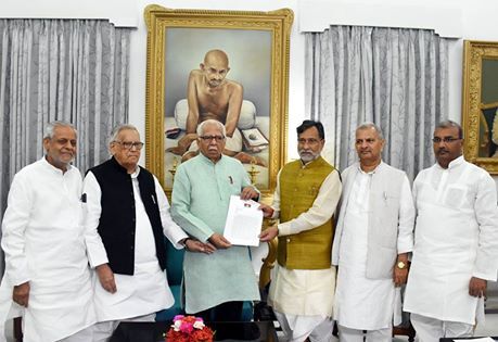 योगी राज में सरकारी मशीनरी के दुरूपयोग को लेकर राज्यपाल से मिले सपा के दिग्गज नेता, दिया ज्ञापन!
