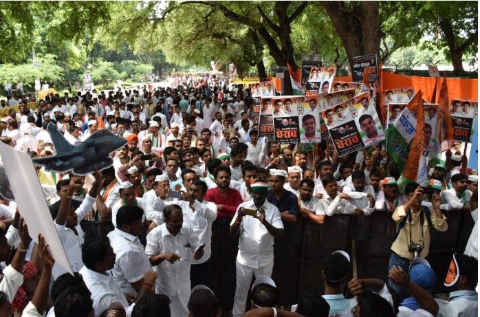 राफेल मुद्दे पर युवा कांग्रेस के कार्यकर्ताओं का PM आवास के बाहर प्रदर्शन राफेल मुद्दे पर युवा कांग्रेस के कार्यकर्ताओं का PM आवास के बाहर प्रदर्शन