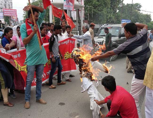 अभी-अभी:गोरखपुर में फूंका गया मुख्यमंत्री योगी आदित्यनाथ का पुतला, स्वास्थ्य मंत्री का भी हुआ ज़बरदस्त विरोध!