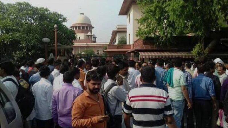 शिक्षा मित्रों के आगे झुकी योगी सरकार, अभी नहीं हटाएगी सरकार, दूसरे विकल्पों पर गौर: पढ़ें पूरी खबर