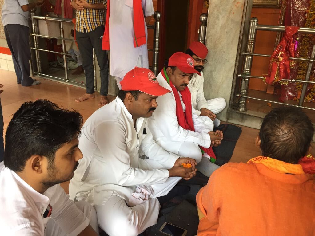 विकास यादव ने पूजा-अर्चना कर मनाया अखिलेश यादव का जन्मदिन विकास यादव ने पूजा-अर्चना कर मनाया अखिलेश यादव का जन्मदिन