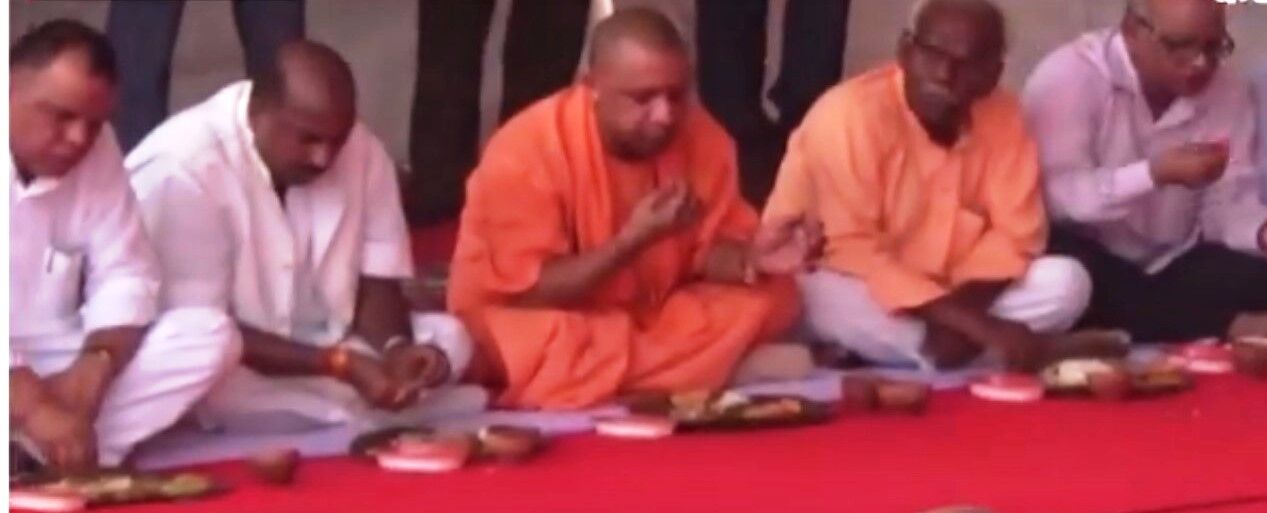मुख्यमंत्री योगी का दलित समाज के साथ भोज, क्या दलितों के सवालों को पूरा कर देगा? मुख्यमंत्री योगी का दलित समाज के साथ भोज, क्या दलितों के सवालों को पूरा कर देगा?