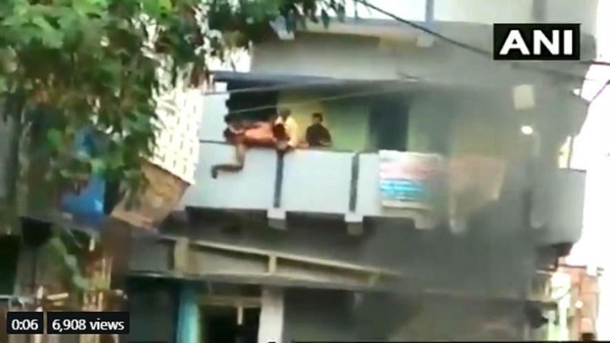 VIDEO: बिहार में युवक की हत्या से भड़की भीड़ ने आरोपी को छत से फेंका नीचे, पुलिस के साथ भी की बर्बरता!