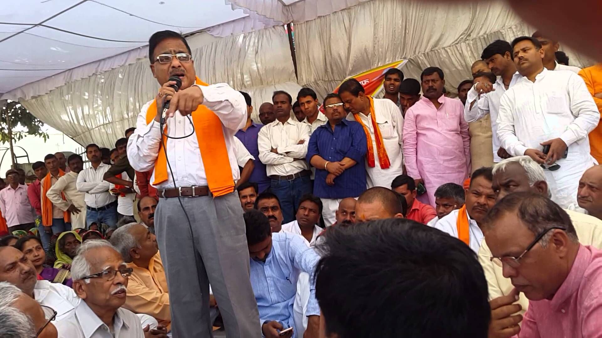 सत्ता का हैंगओवर: योगी के करीबी विधायक ने सवाल करने पर फिर किया महिला का अपमान, पूछा कि क्या सारे बच्चे एक साथ पैदा किये थे? सत्ता का हैंगओवर: योगी के करीबी विधायक ने सवाल करने पर फिर किया महिला का अपमान, पूछा कि क्या सारे बच्चे एक साथ पैदा किये थे?