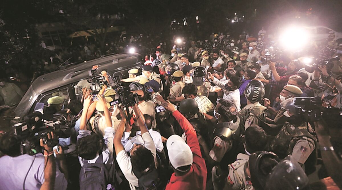 योगीराज : जबरन योगी की पुलिस ने कराया जबरन आधी रात को हाथरस गैंगरेप पीड़िता का दाह संस्कार, रोती रह गई माँ योगीराज : जबरन योगी की पुलिस ने कराया जबरन आधी रात को हाथरस गैंगरेप पीड़िता का दाह संस्कार, रोती रह गई माँ