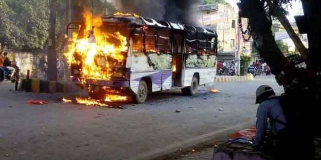इलाहाबाद यूनिवर्सिटी में चले देसी बम:पढ़ें पूरी खबर इलाहाबाद यूनिवर्सिटी में चले देसी बम:पढ़ें पूरी खबर