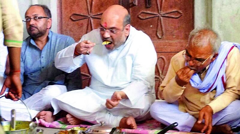 क्या हैं अमित शाह के यादव प्रेम के राजनैतिक मायने? लखनऊ में यादव के घर करेंगे लंच! क्या हैं अमित शाह के यादव प्रेम के राजनैतिक मायने? लखनऊ में यादव के घर करेंगे लंच!